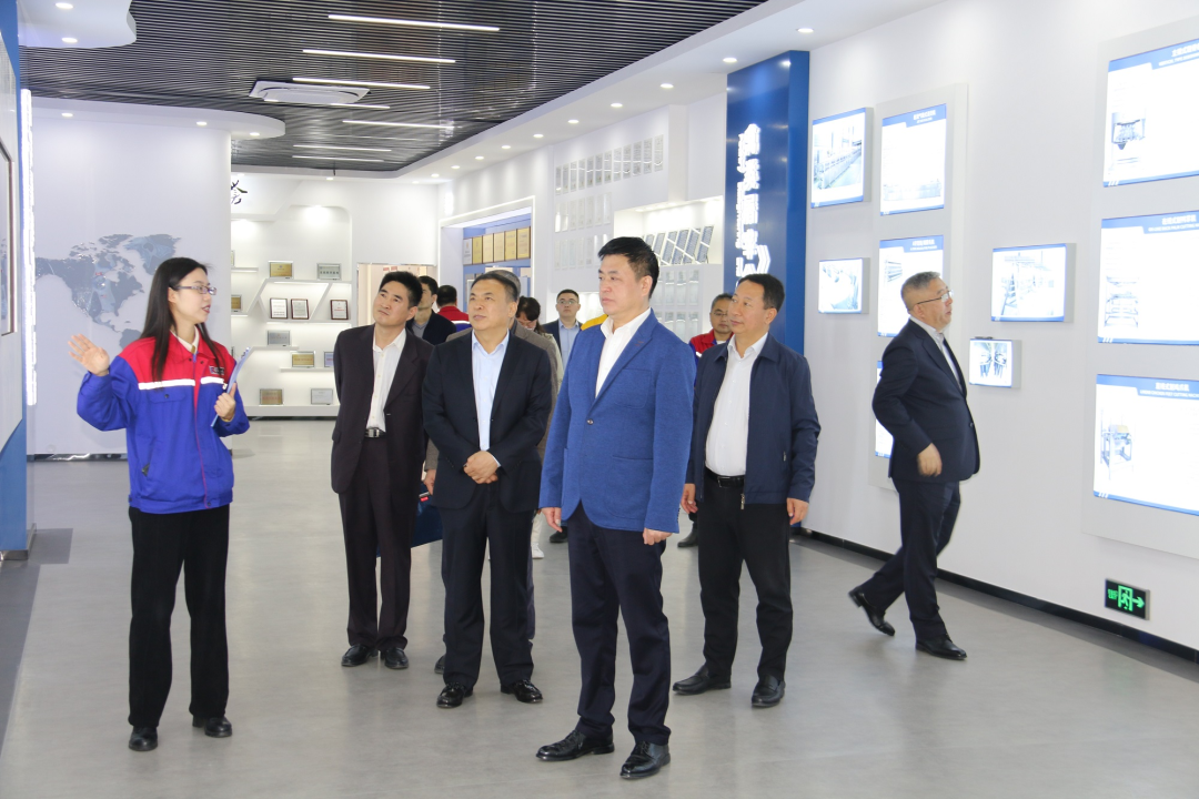 青島市政協(xié)副主席、市工商聯(lián)主席崔作一行蒞臨銳智股份調(diào)研考察